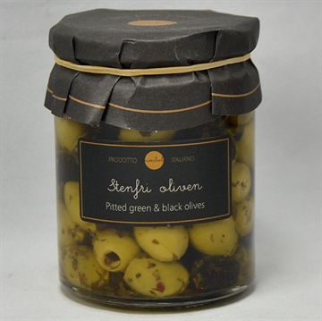Stenfri sorte og grønne oliven